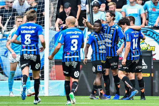 Sirius Philip Haglund jublar med lagkamrater efter 0-1