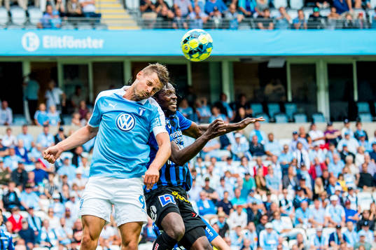 Malmö FFs Markus Rosenberg i duell med Sirius Kebba Ceesay