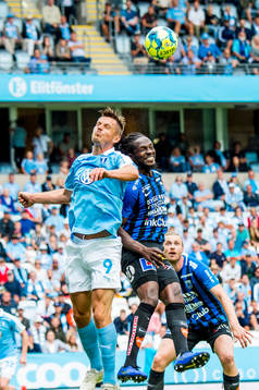 Malmö FFs Markus Rosenberg i duell med Sirius Kebba Ceesay