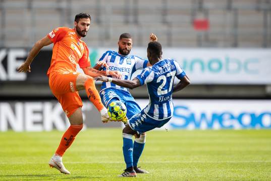 AFC Eskilstunas Denni Avdic mot IFK Göteborgs Kristopher