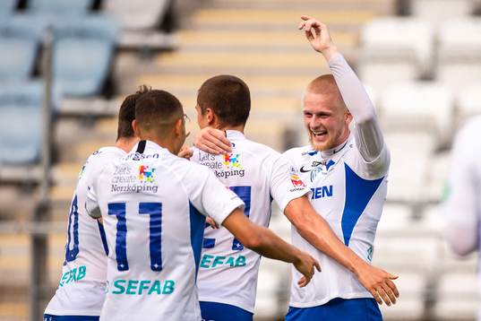 IFK Norrköpings Kalle Holmberg jublar med lagkamrater