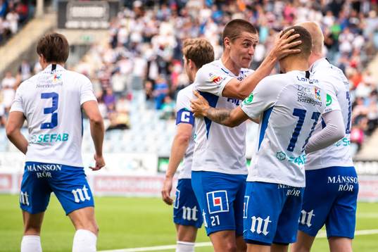 IFK Norrköpings Jordan Larsson jublar med Simon Thern och