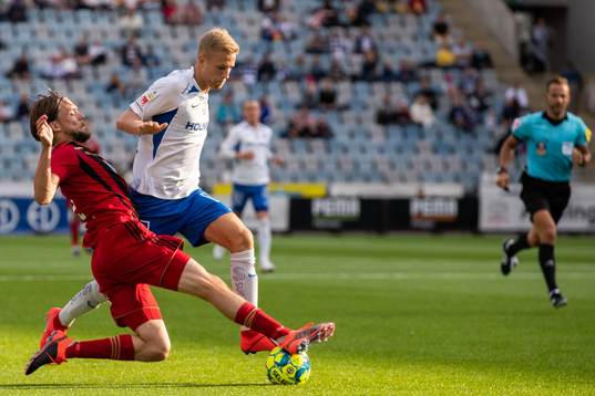 Östersunds Tom Pettersson mot IFK Norrköpings Filip