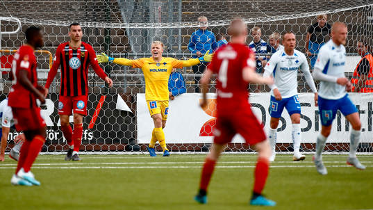 IFK Norrköpings målvakt Isak Pettersson reagerar