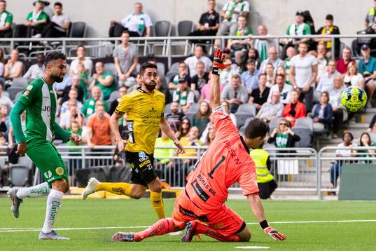 Hammarbys Imad Khalili gör 3-0 bakom Elfsborgs målvakt