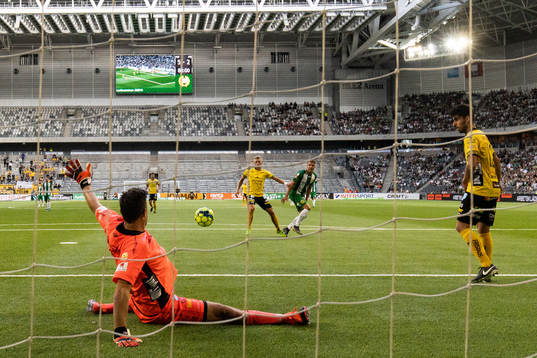 Elfsborgs målvakt Kevin Stuhr Ellegaard med en räddning