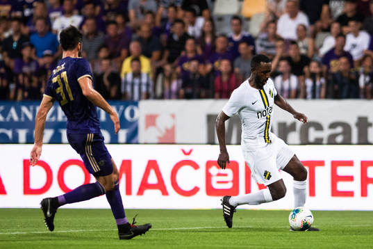 Sasa Ivkovic of Maribor and Henok Goitom of AIK