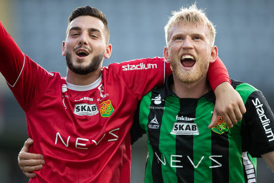 GAIS målvakt Marko Johansson jublar ihop med Carl Elfgren