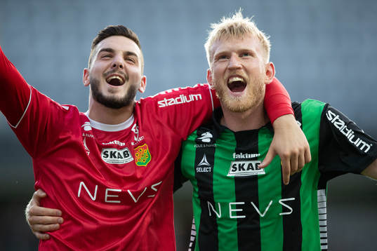 GAIS målvakt Marko Johansson jublar ihop med Carl Elfgren
