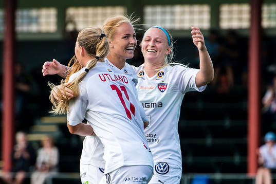 Rosengårds Glodis Perla Viggosdottir jublar med lagkamrater efter 3-1