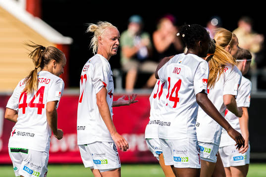 Rosengårds Caroline Seger jublar efter 5-1 av Sanne Troelsgaard  (ej i bild)