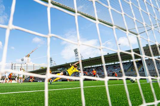 Rosengårds Sanne Troelsgaard  (till vänster i bild) gör 5-1 bakom Kungsbackas målvakt Moa Öhman