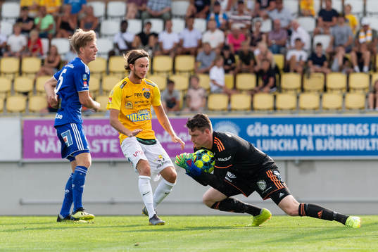 Falkenbergs Robin Östlind och Sundsvalls målvakt Lloyd