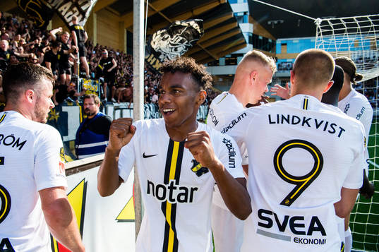 s Bilal Hussein jublar