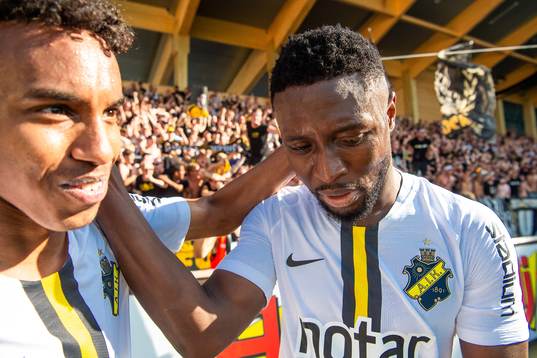 s Bilal Hussein och Chinedu Obasi jublar