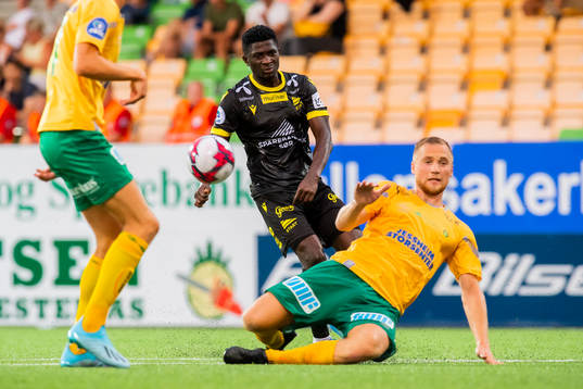 Afeez Aremu of Start and Espen Bjørnsen Garnås of Ull/Kisa