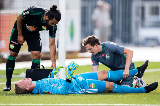 Dalkurds målvakt Andreas Andersson får behandling