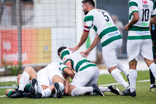 Västerås Douglas Karlberg jublar med lagkamrater