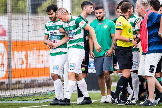 Västerås Douglas Karlberg lämnar planen