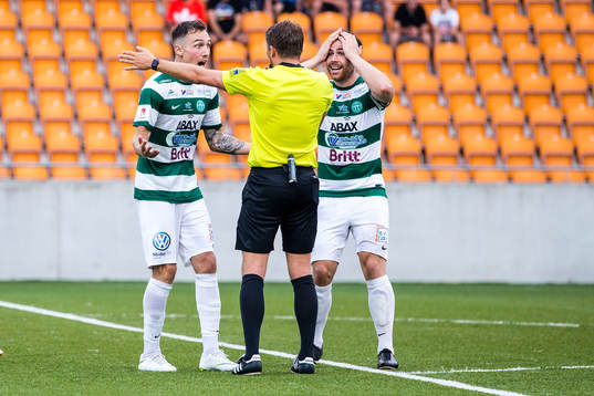 Västerås Filip Tronet och Carlos Gaete Moggia protesterar