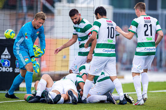 Västerås Douglas Karlberg liggandes jublar med lagkamrater efter 1-1