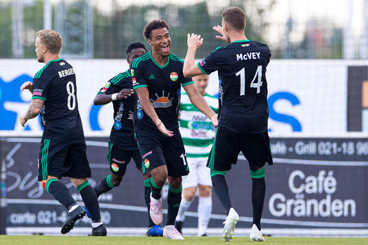 Dalkurds Joseph Ceesay jublar med Christopher McVey efter 0-1