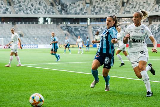 Djurgårdens Tilde Lindwall  och Eskilstunas Petra Johansson