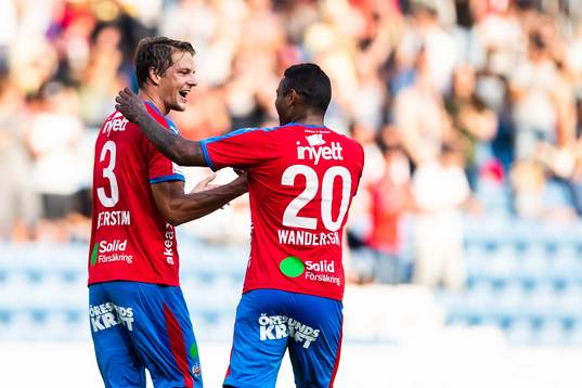 Helsingborgs Fredrik Liverstam jublar med Wanderson Do Carmo efter 1-0