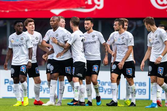 Örebros Carlos Strandberg jublar med lagkamrater