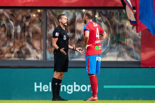 Helsingborgs Andreas Granqvist i diskussion med domare