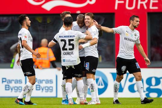 Örebros Carlos Strandberg jublar med lagkamrater