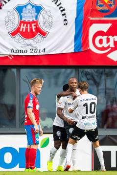 Örebros Carlos Strandberg jublar med lagkamrater