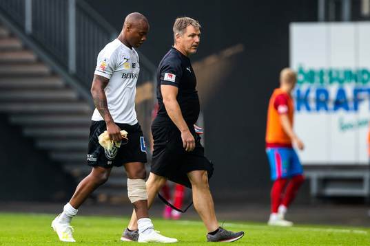 Örebros Carlos Strandberg lämnar planen med lindat ben