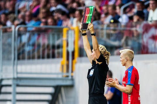  Fjärdedomaren Tess Olofsson och Helsingborgs Daniel Hafsteinsson