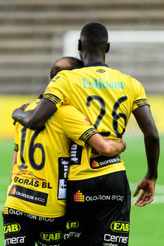 Elfsborgs Marokhy Ndione och Robert Gojani (rygg mot kameran) jublar efter 2-1