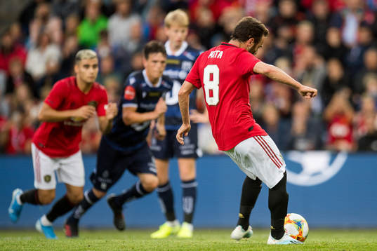 Juan Mata of Manchester United scores the 0-1 goal