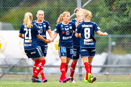 Linköping spelare jublar efter 0-1 av Mimmi Larsson