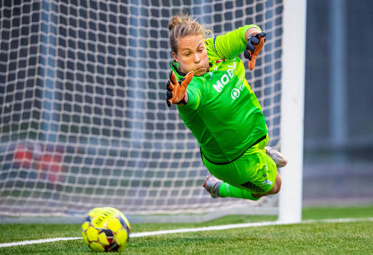 Limhamn Bunkeflos målvakt Vera Amanda Varis  släpper in 0-2 