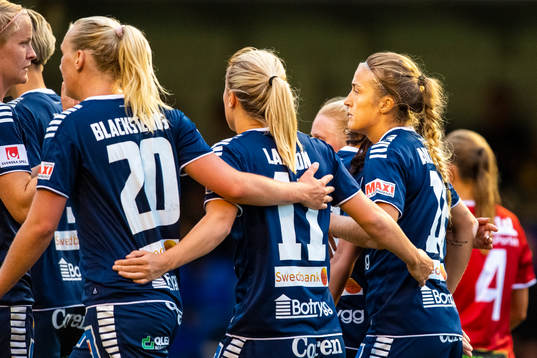 Linköpings Filippa Angeldal jublar med lagkamrater efter gjort 0-3 på straff