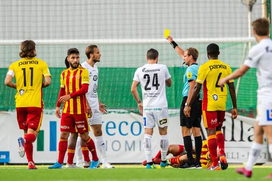 Östers Månz Karlsson tilldelas en varning av domare