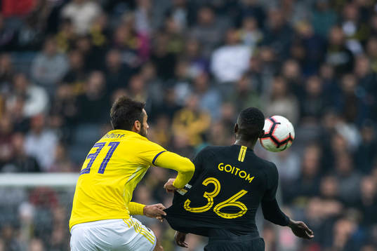 Sasa Ivkovic of Maribor and Henok Goitom of AIK