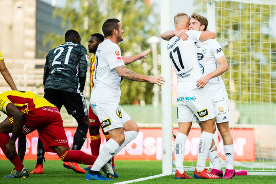 Östers Carl Johansson  och Christian Ljungberg jublar efter 0-1 