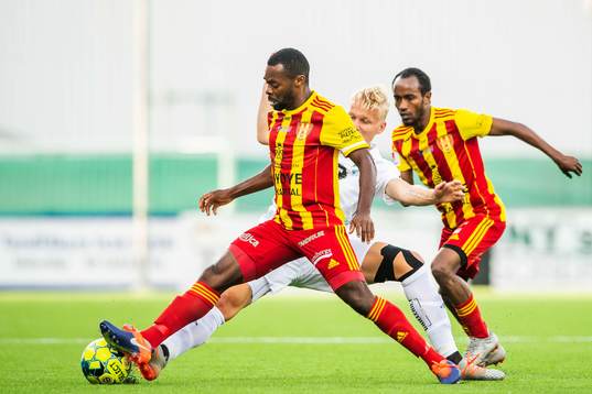 Östers Filip Örnblom mot Syrianskas Success Chimankpa