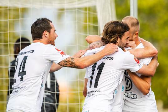 Östers Carl Johansson och Christian Ljungberg jublar med lagkamrater efter 0-1