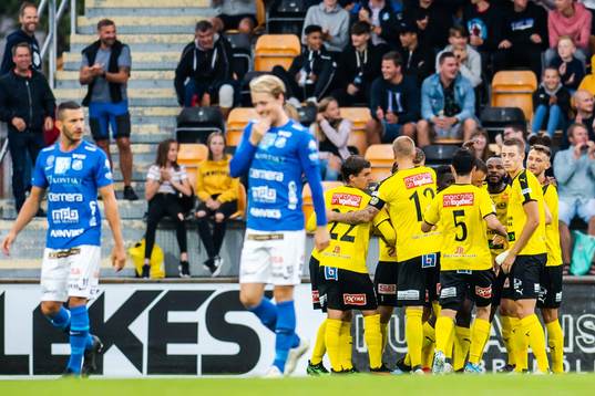 Mjällbys Bubacarr Jobe jublar med lagkamrater efter 1-0