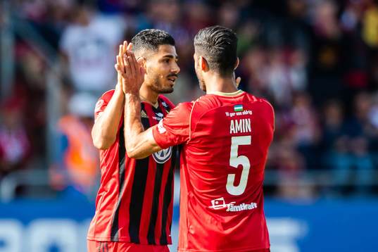 Östersunds Hosam Aiesh och Rewan Amin jublar efter 1-1