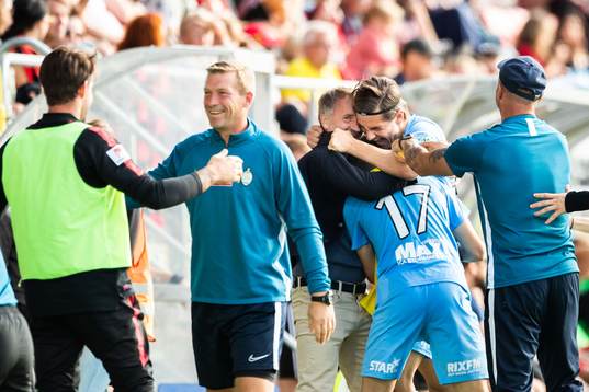 AFC Eskilstunas Adi Nalic jublar med tränare Nemanja Miljanvoic efter 1-2