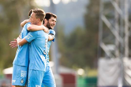 AFC Eskilstunas Gustav Jarl och Adi Nalic jublar