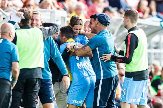 AFC Eskilstunas Adi Nalic jublar med lagkamrater