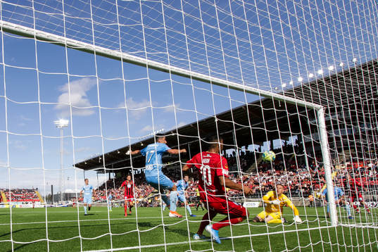 Östersunds Hosam Aiesh gör 1-1